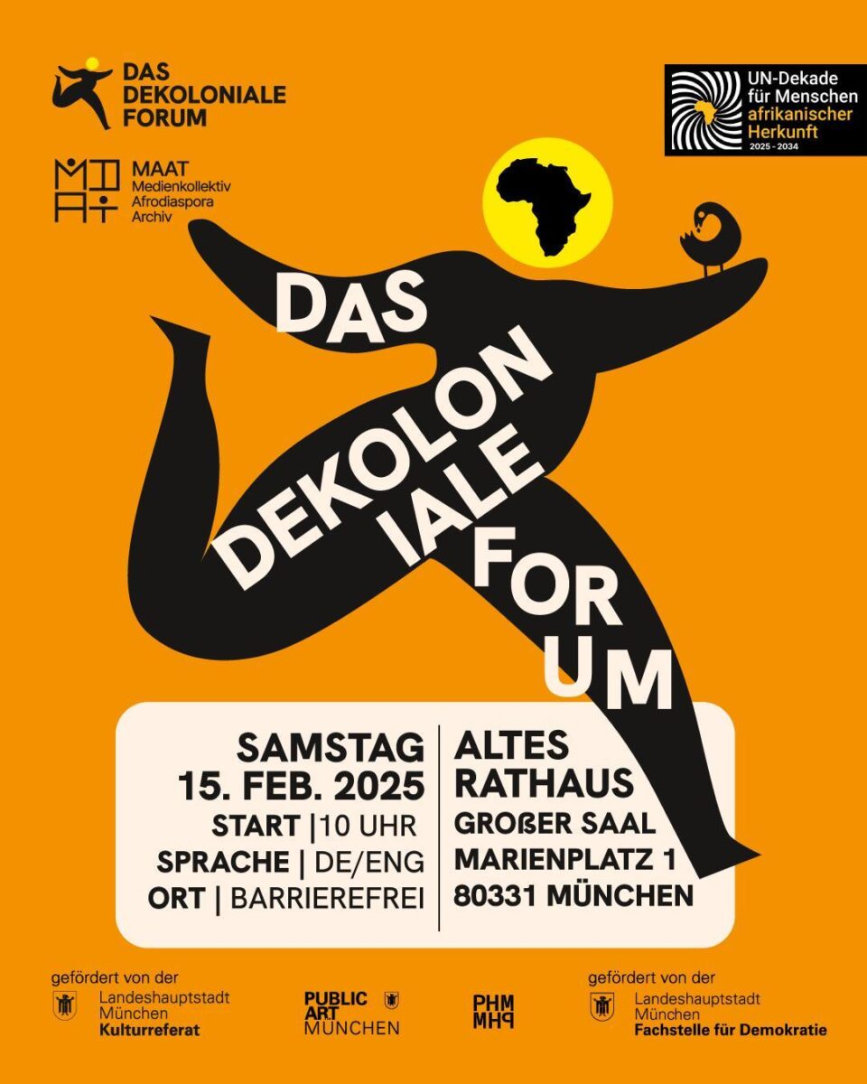 Auf dem Flyer ist eine Figur zu sehen, die zu laufen scheint. Auf dem schwarzen Körper steht in weißer Schrift: „Das dekoloniale Forum“. Der Kopf der Figur ist eine gelbe Kugel, auf der in schwarzer Farbe die Umrisse des afrikanischen Kontinents zu sehen sind. Auf dem Arm der Figur sitzt ein Sankofa-Vogel, der zu seinem eigenen Schwanz blickt und ein Ei im Schnabel trägt. Der Hintergrund ist orange. 